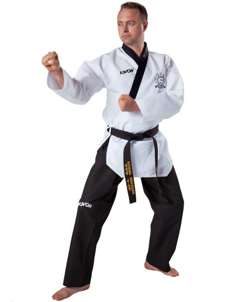 KWON Poomsae Taekwondo Anzug Grand für Herren mit schwarzes Revers - WT-Zulassung
