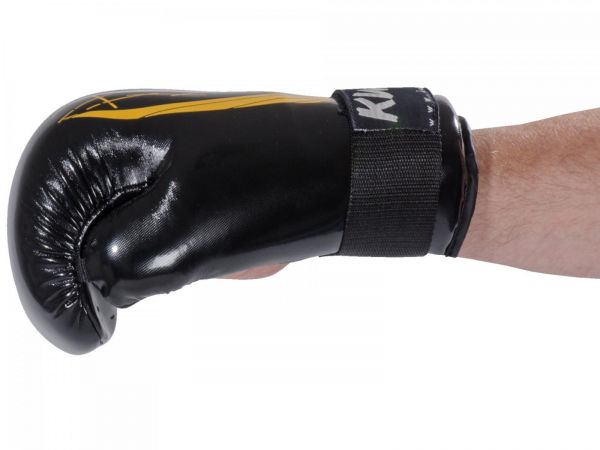 Kickbox Handschuhe Phantom von KWON in schwarz Tragebeispiel