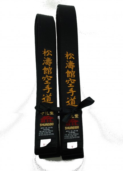 SHUREIDO Schwarzgurt Satin, bestickt mit "Shotokan Karate Do", jap., Gelb-Gold